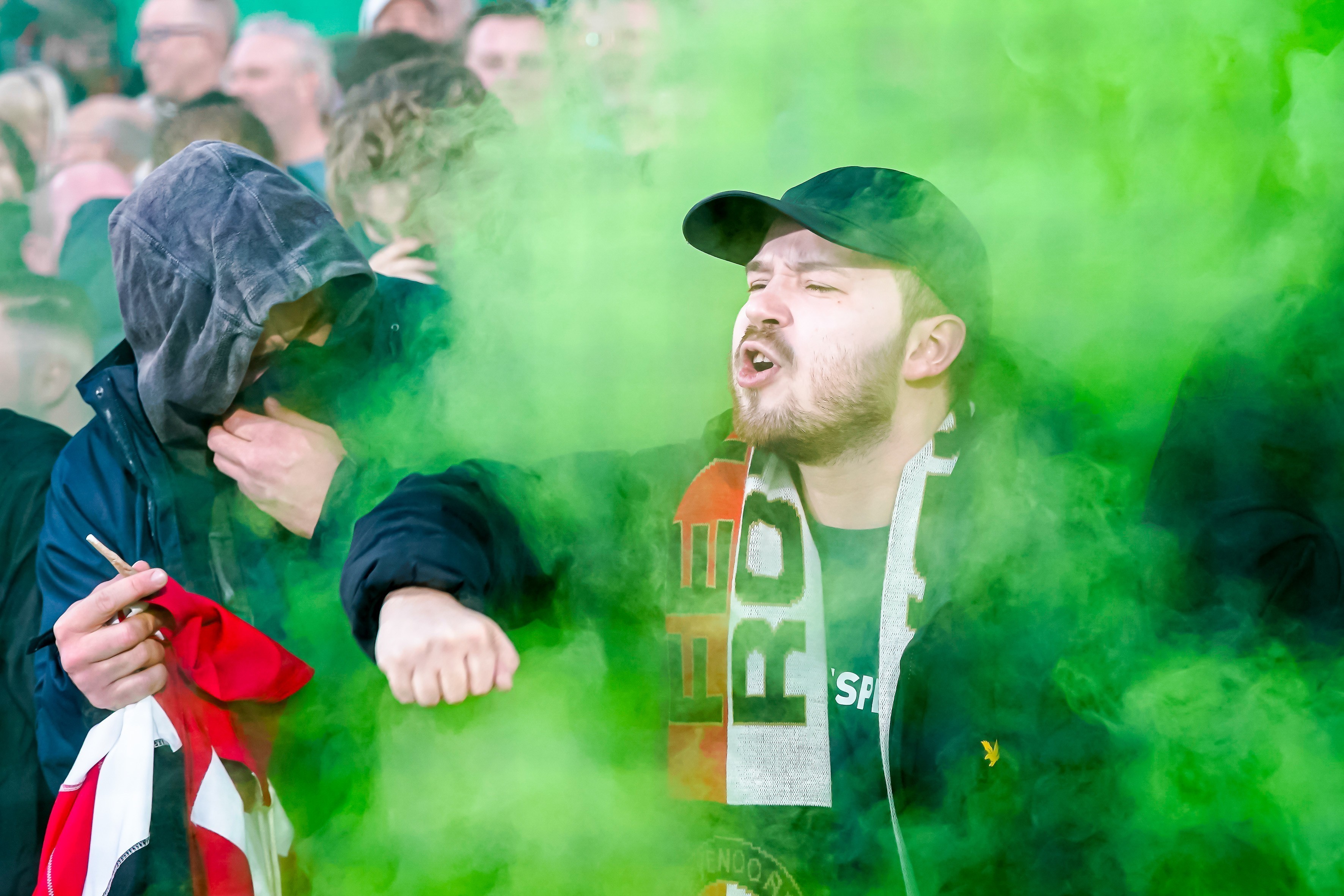 Grote toestanden om uitsupporters in binnen- en buitenland