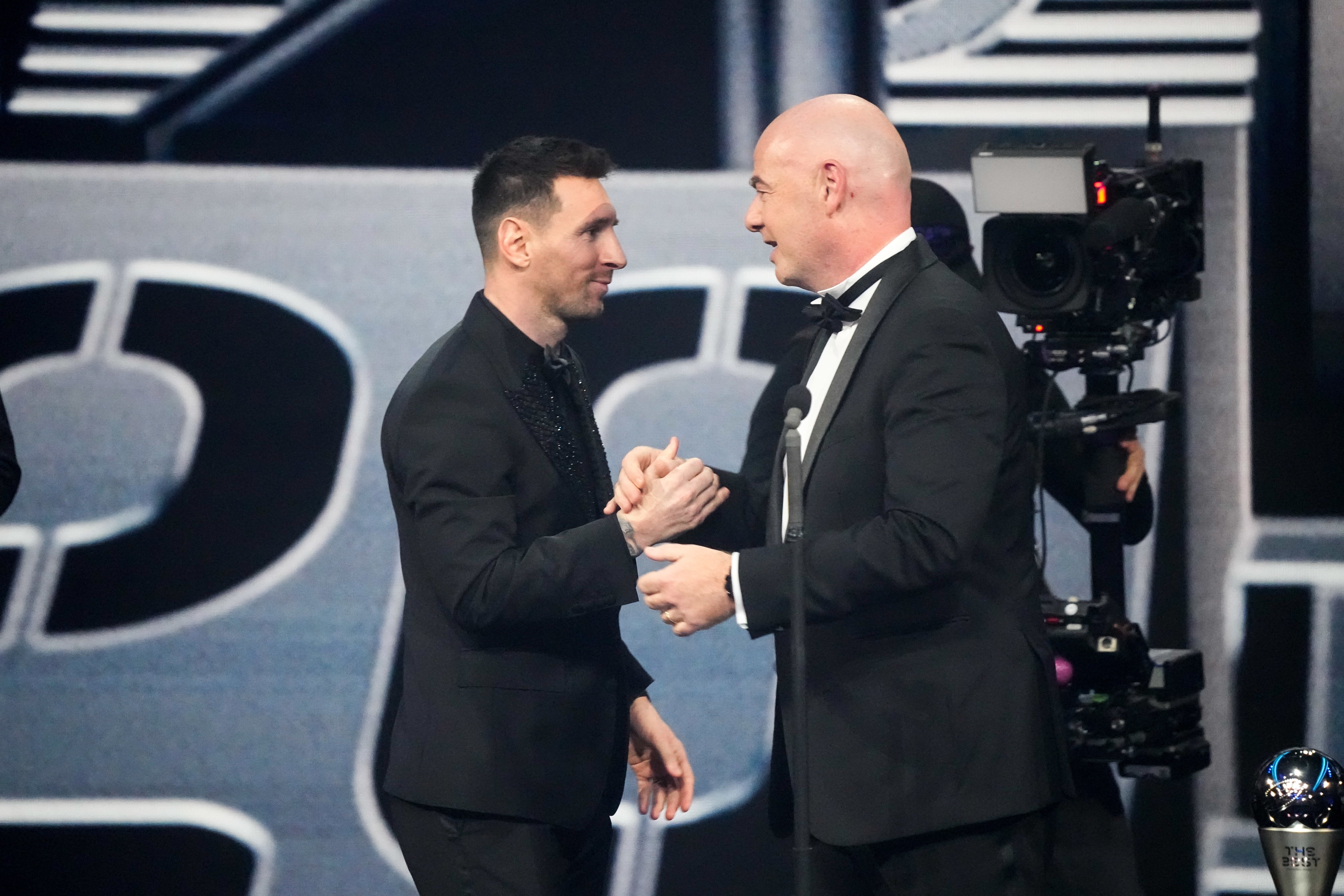 Lionel Messi geeft Argentijnse spelers en staf bijzonder Cadeau