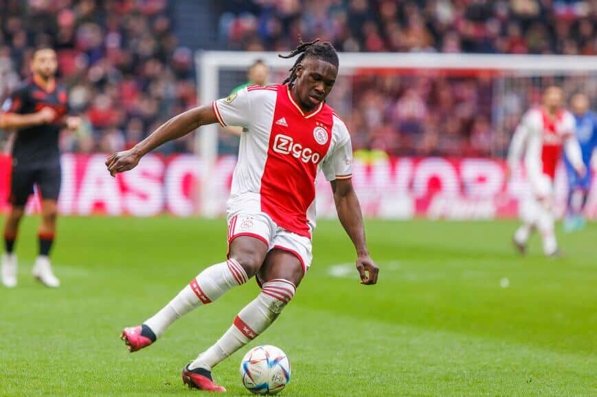 Transfernieuws Eredivisie: Bassey vertrekt bij Ajax