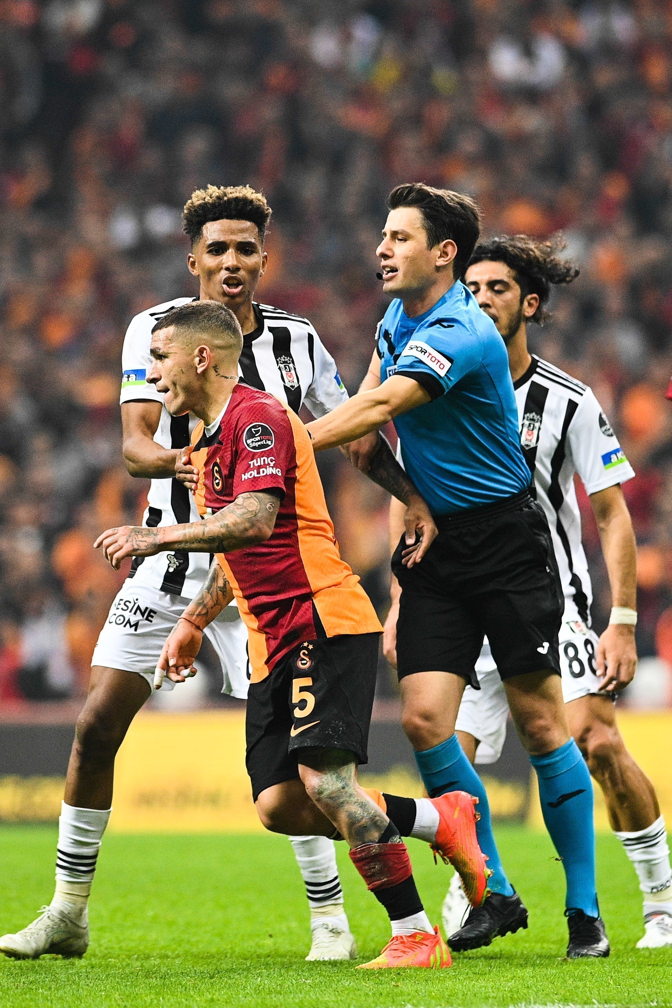 Галатасарай срещу Бешикташ стартови състави и къде да гледаме