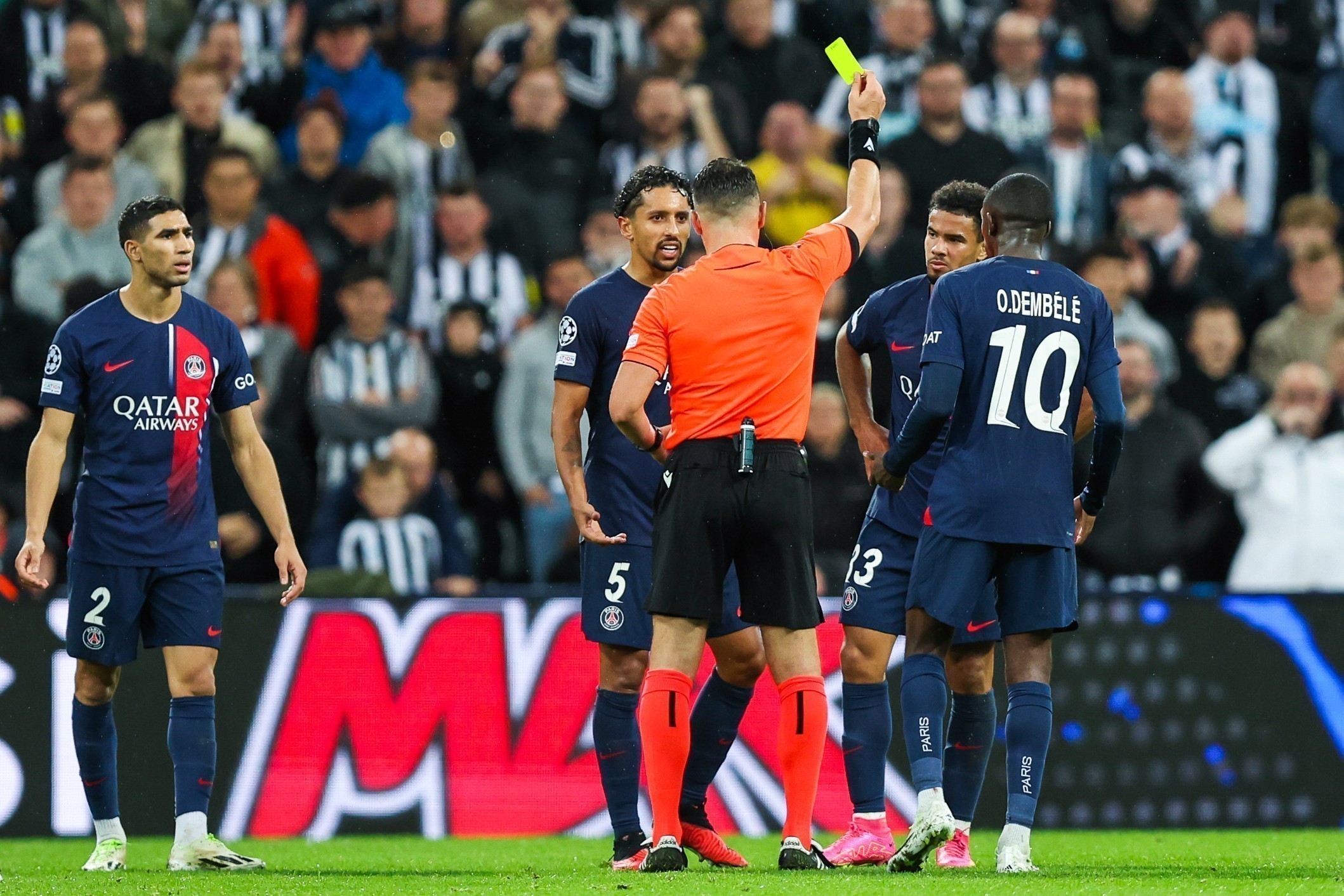 PSG Spelers Geschorst voor Beledigende Liederen 