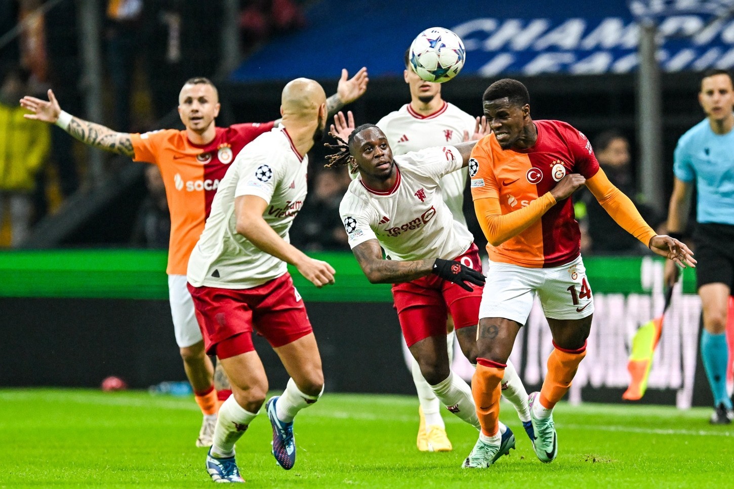 Hakim Ziyech schittert in gelijkspel Galatasaray tegen Manchester United