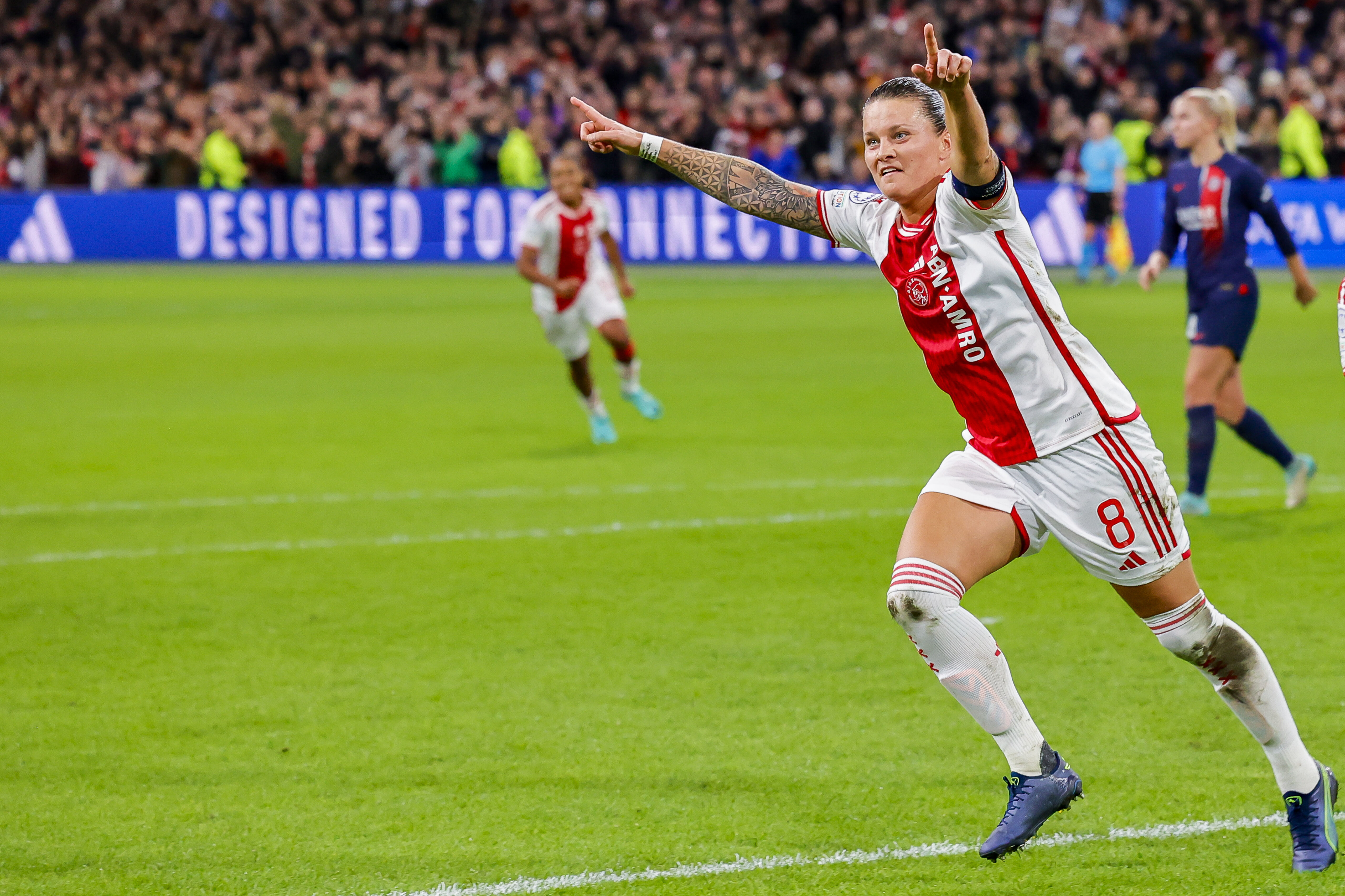 Ajax Vrouwen Verrassen met Overwinning op PSG in Champions League-Debuut