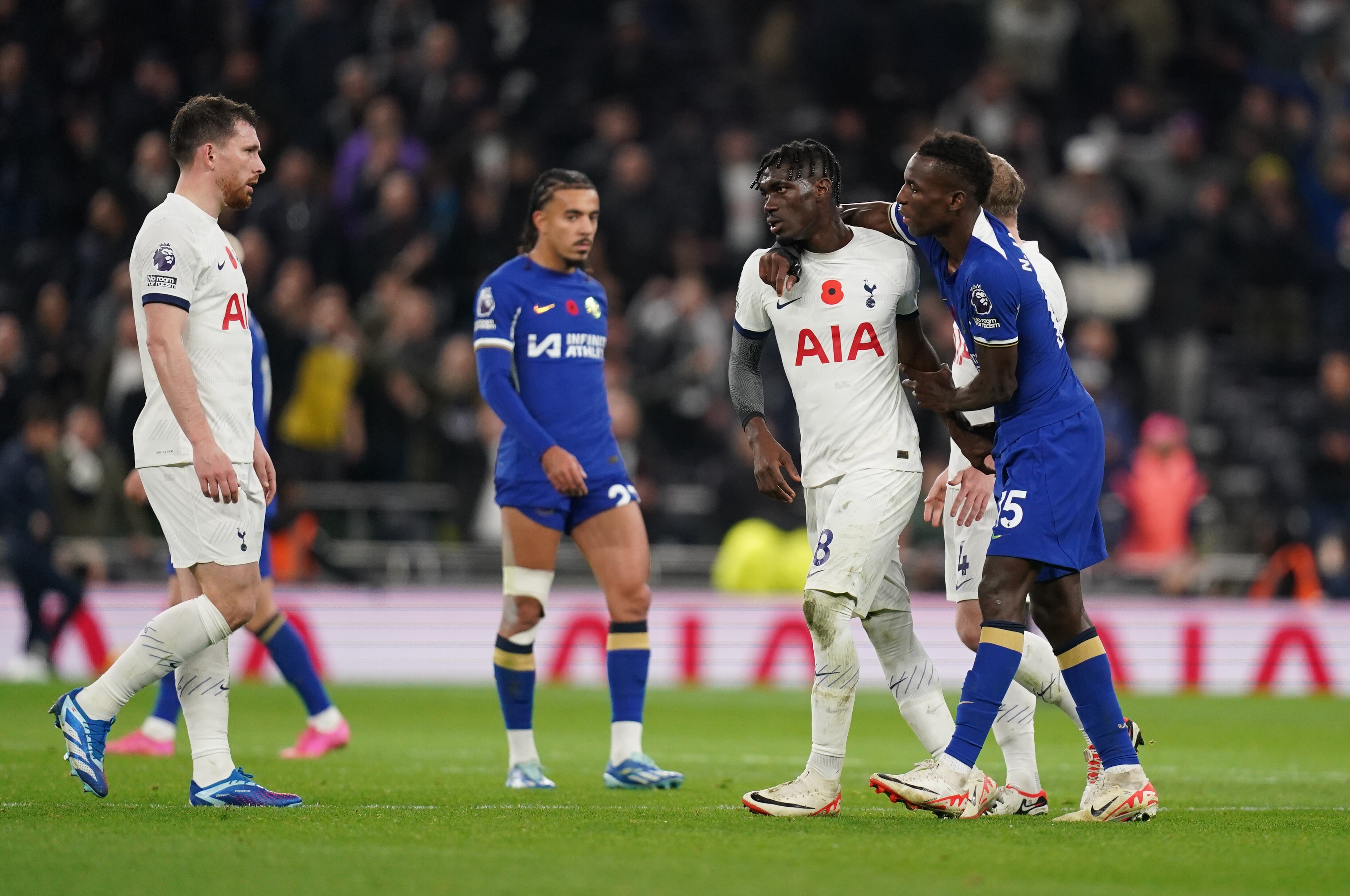 Micky van de Ven geblesseerd en Tottenham verliest van Chelsea