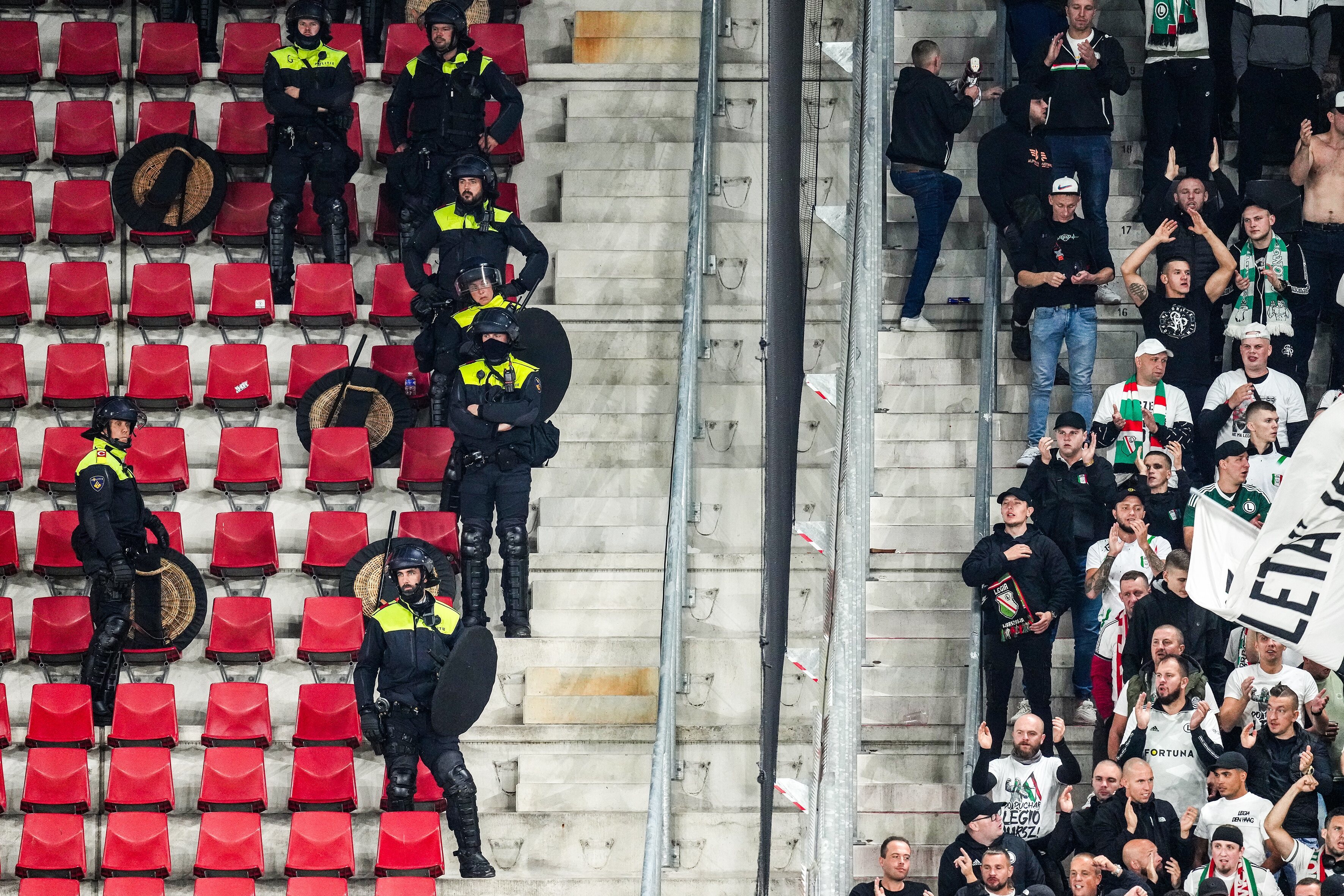 AZ Alkmaar Besluit Geen Supporters Mee te Nemen naar Polen