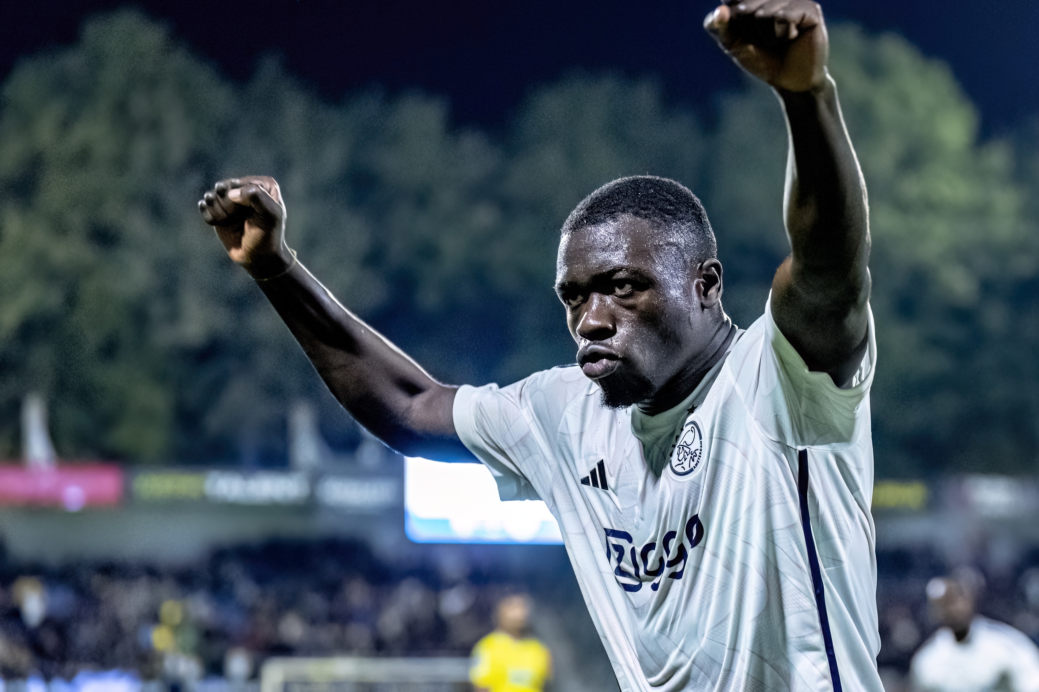 Ajax wint na hervatting wedstrijd tegen RKC