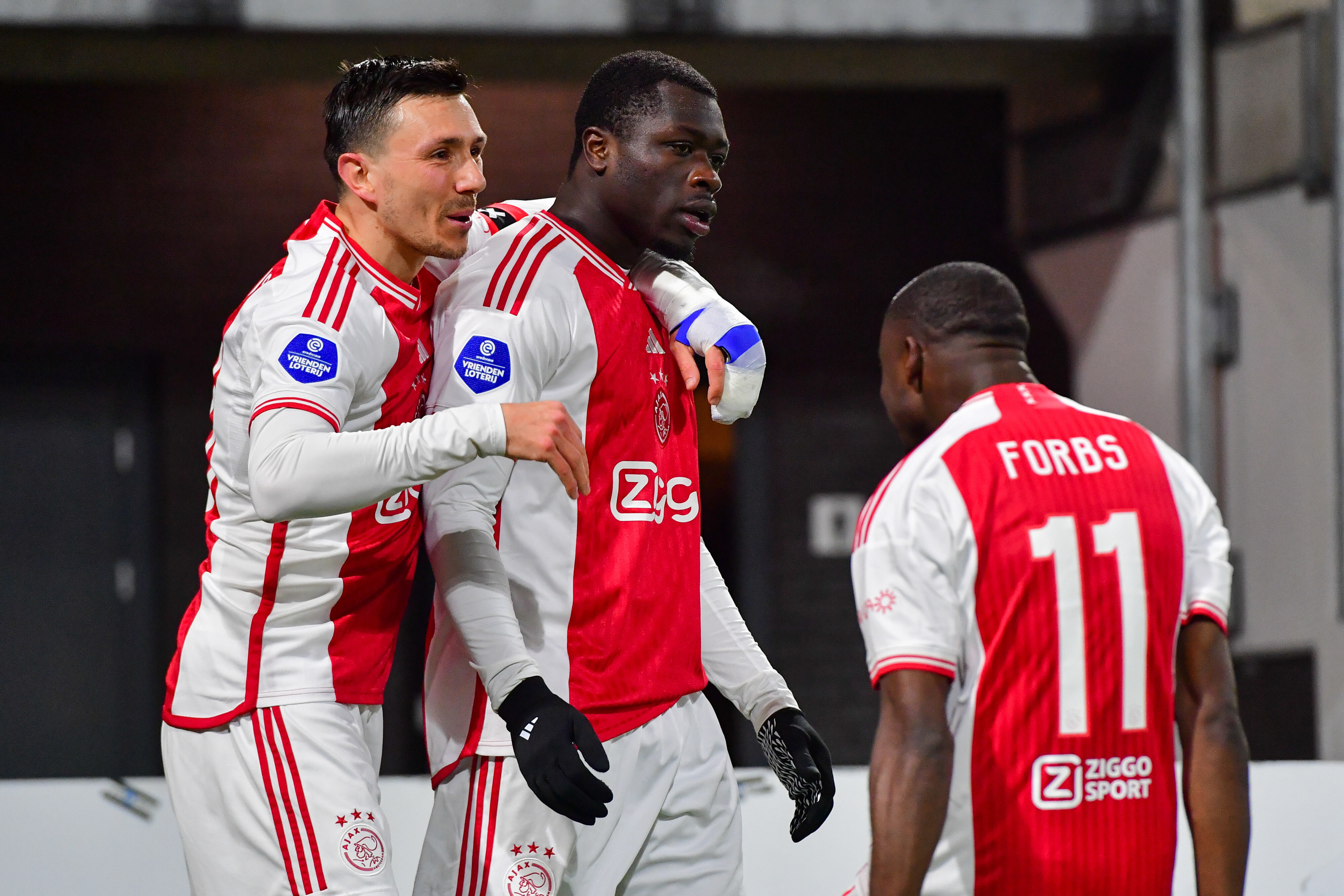 Ajax Houdt Koppositie Vast met Zege op Heracles Ondanks Afwezigheid Henderson