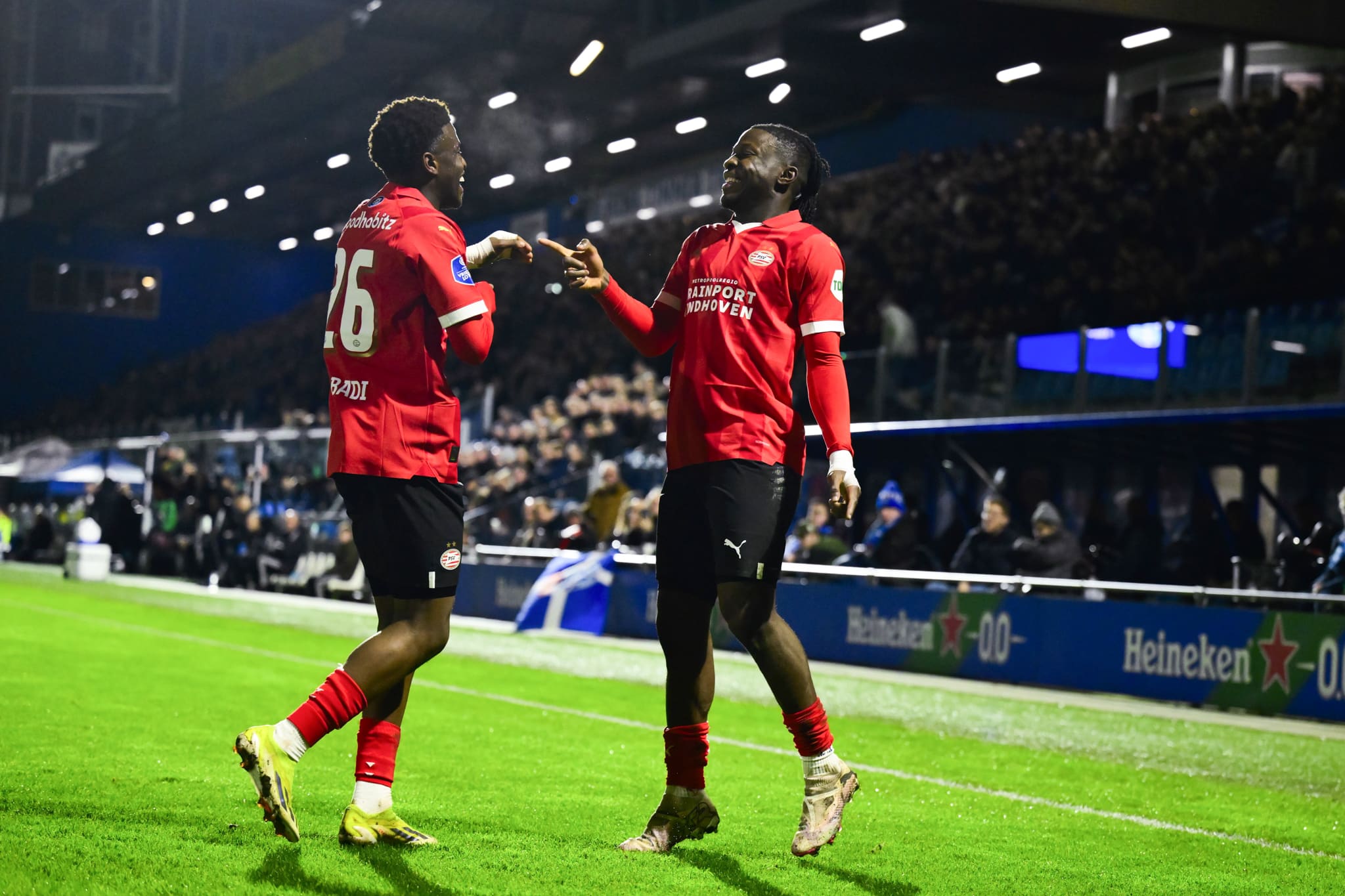 Ajax-spelers tonen initiatief en PSV bindt talent Babadi