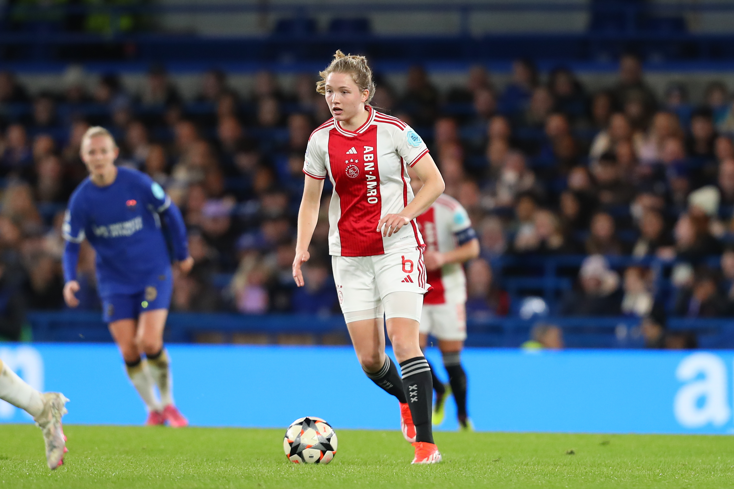 Ajax Vrouwen Eervol Uitgeschakeld in Champions League Kwartfinales (1-1)