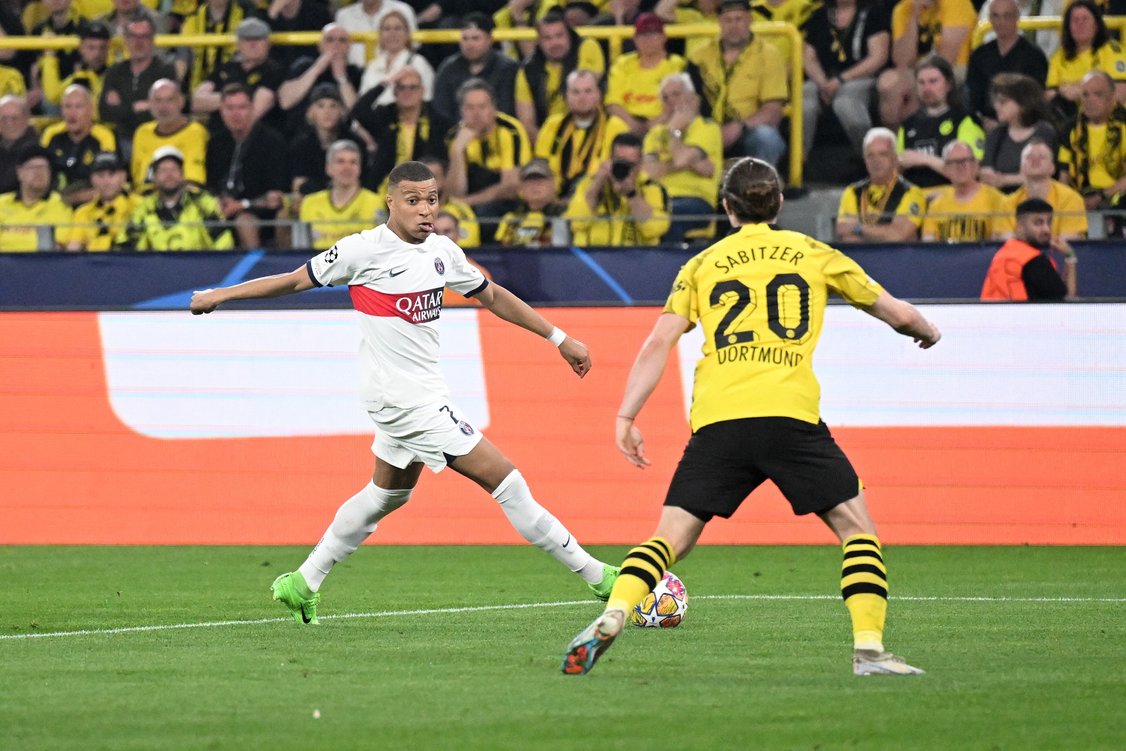 Borussia Dortmund Zegeviert met Dunne Voorsprong op Paris Saint-Germain in Halve Finale Champions League
