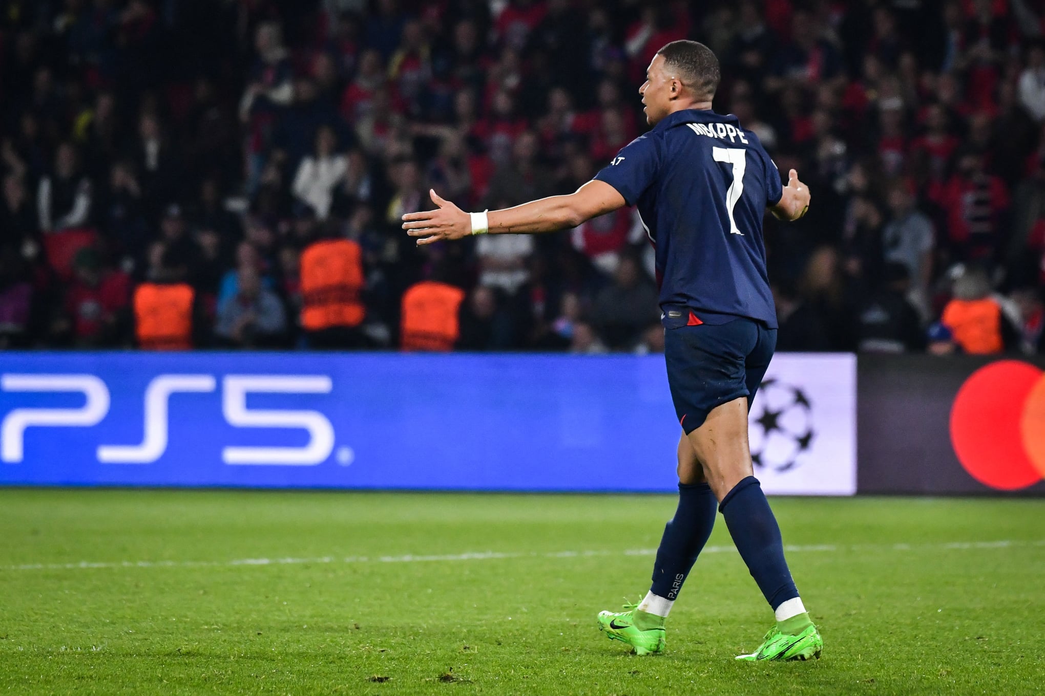 Kylian Mbappé bevestigt vertrek bij PSG: “Op zoek naar een nieuw avontuur in 2024”