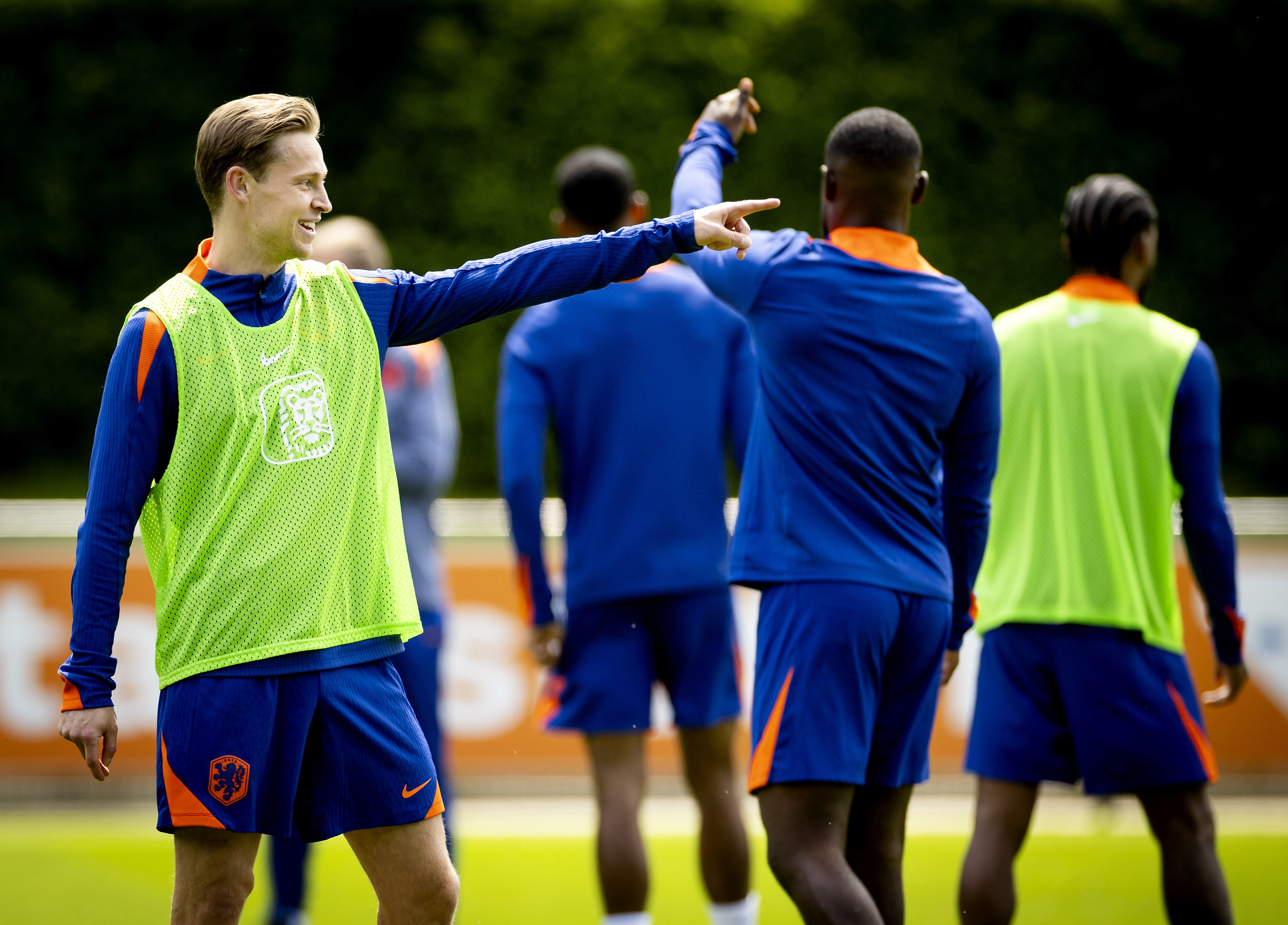 Koeman Neemt Risico met Geblesseerde Frenkie de Jong: “Hij Blijft bij de Selectie”
