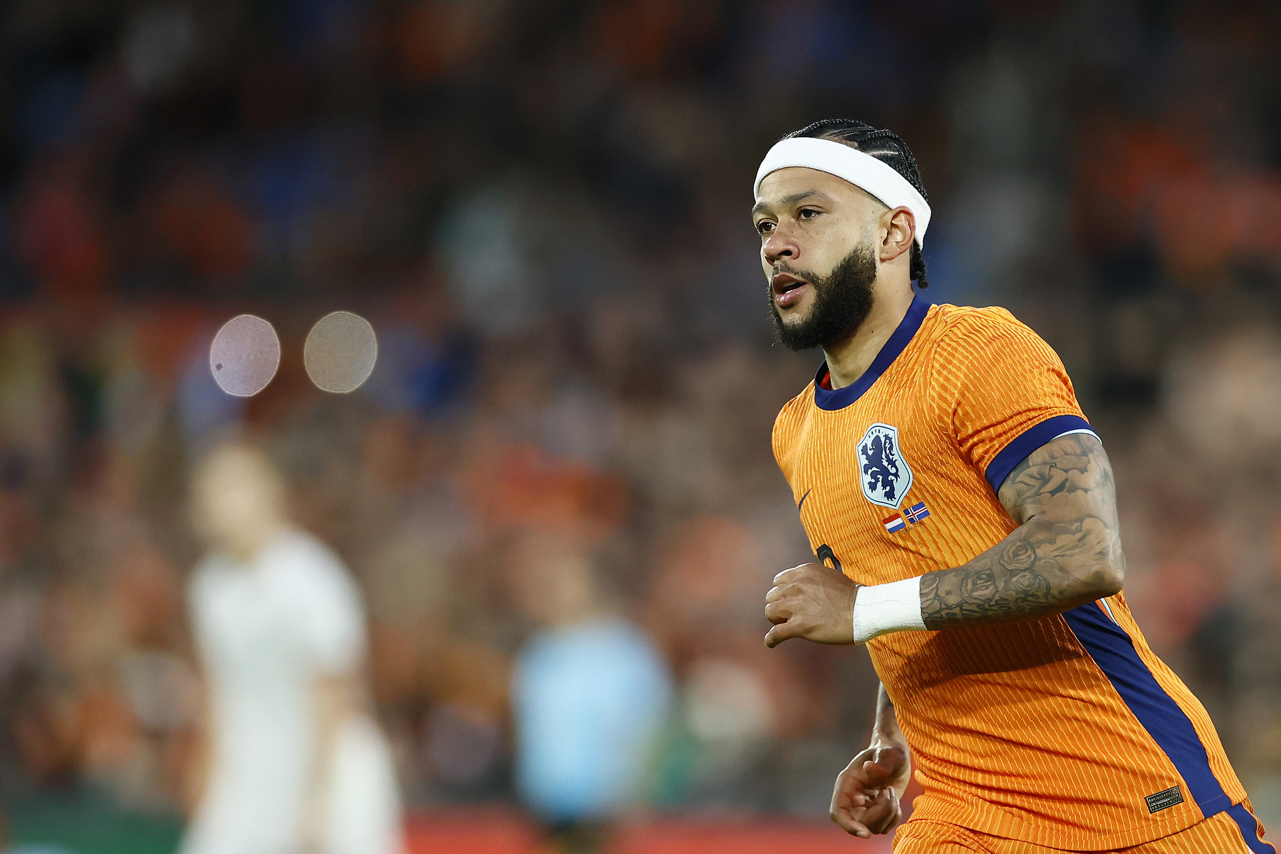 Memphis Depay’s Zweetband: De Onverwachte Marketinghit van het EK