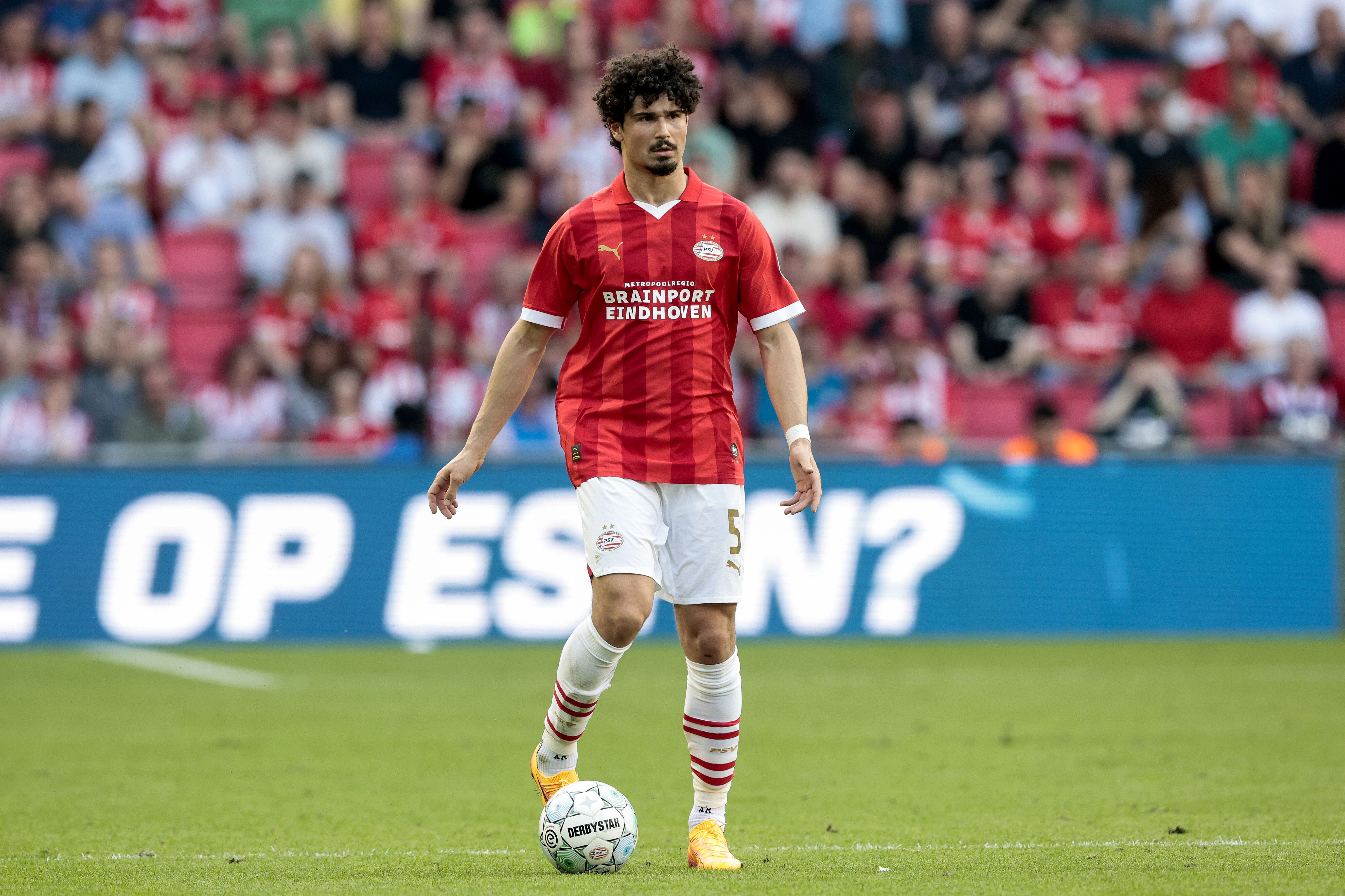 Transfers in de Eredivisie: Jonge Talentvolle Spelers en een Veteraan op Reis