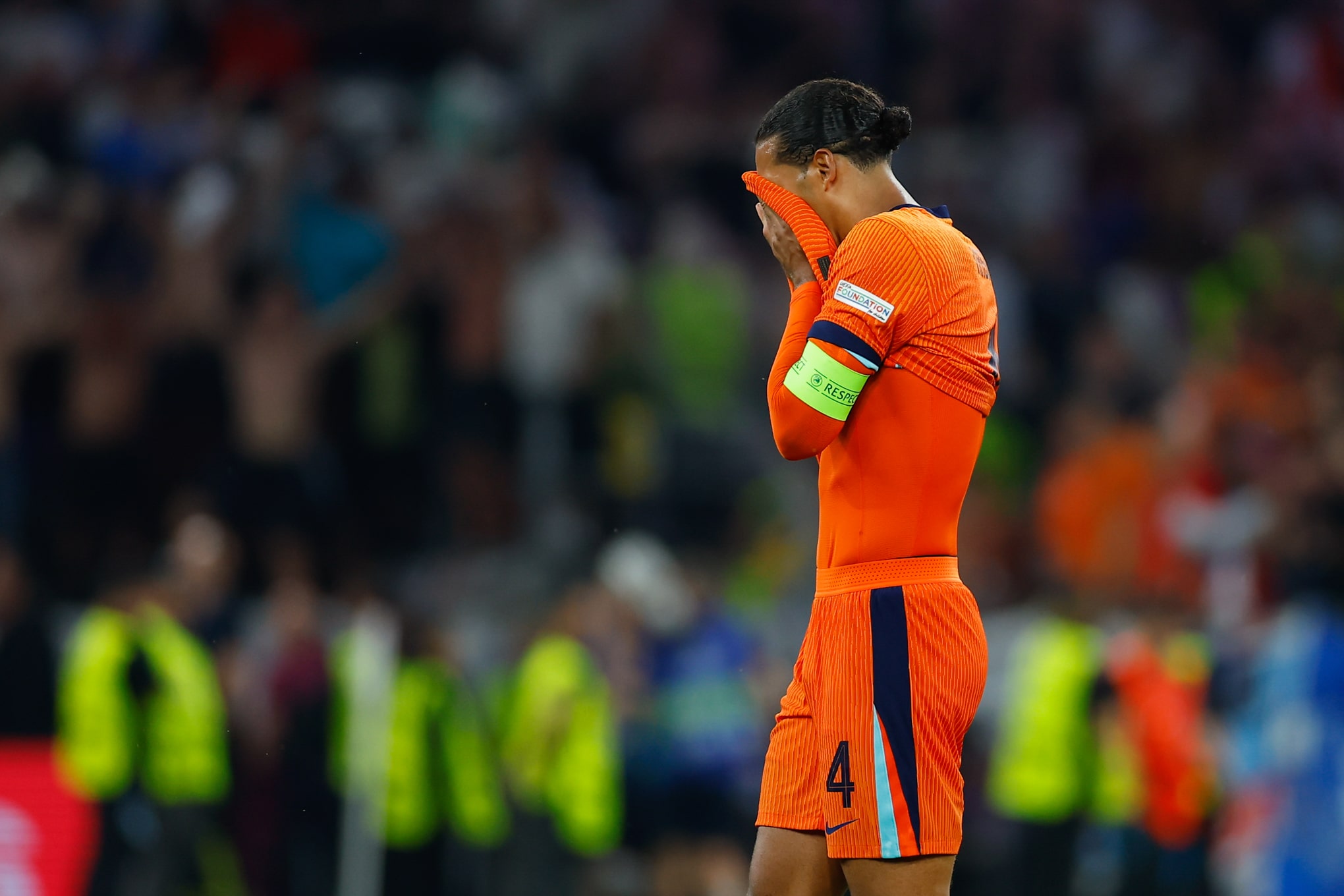 Virgil van Dijk aangeslagen na pijnlijke nederlaag tegen Engeland: “Dit doet heel veel pijn”