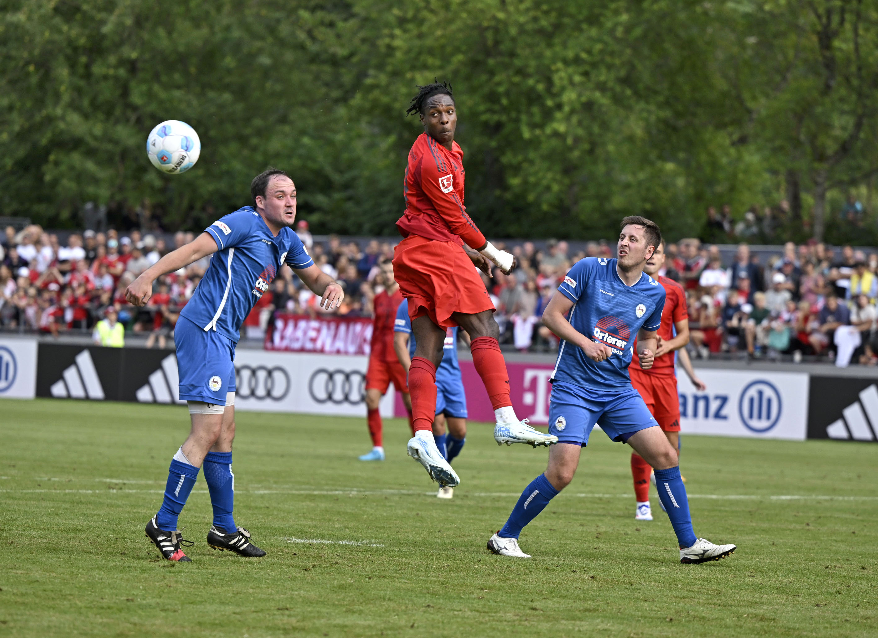 Bayern München Blameert Zich in Oefenduel tegen Vierdeklasser FC Düren