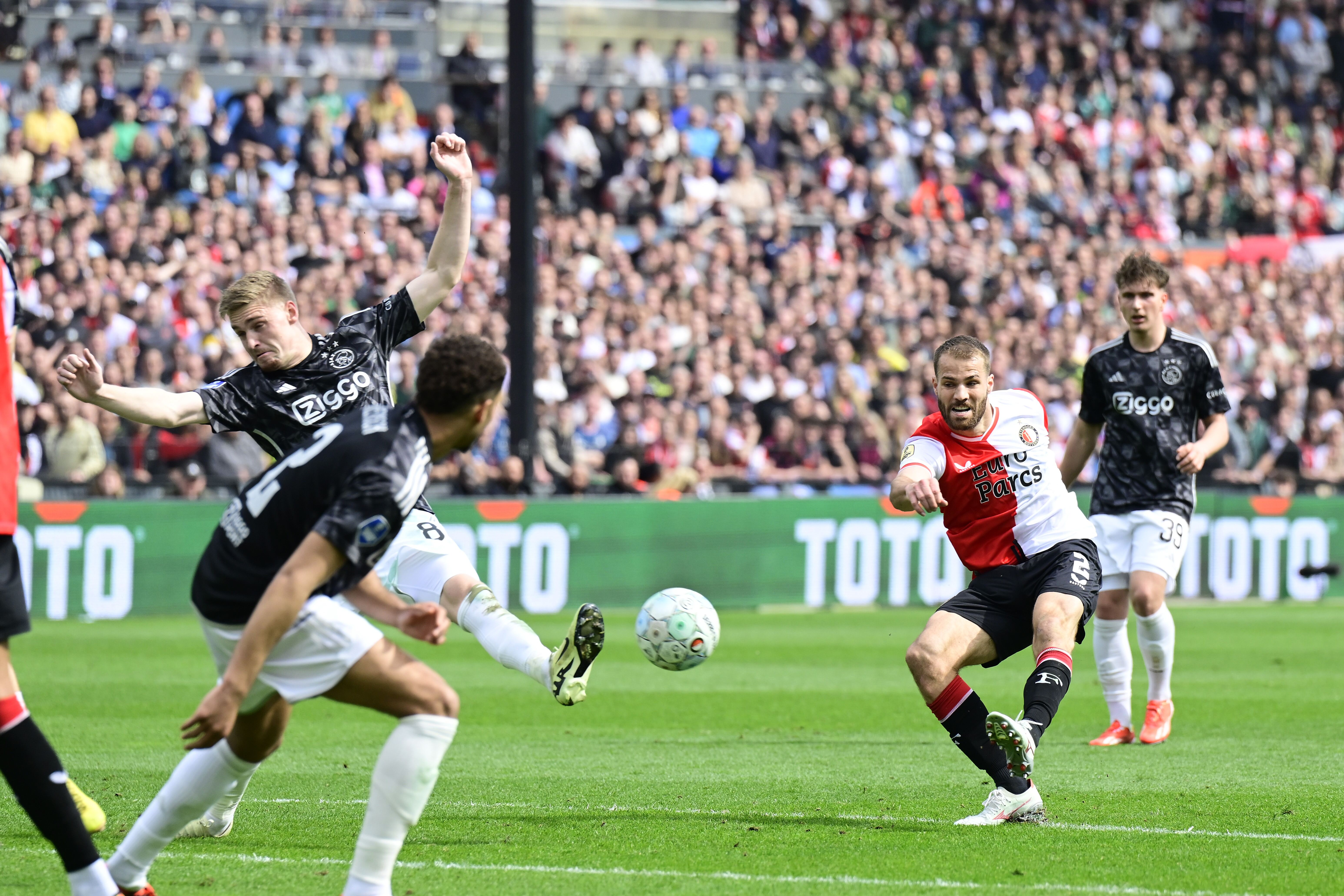 Farioli gebruikt 6-0-nederlaag als motivatie voor ‘nieuw’ Ajax tegen Feyenoord
