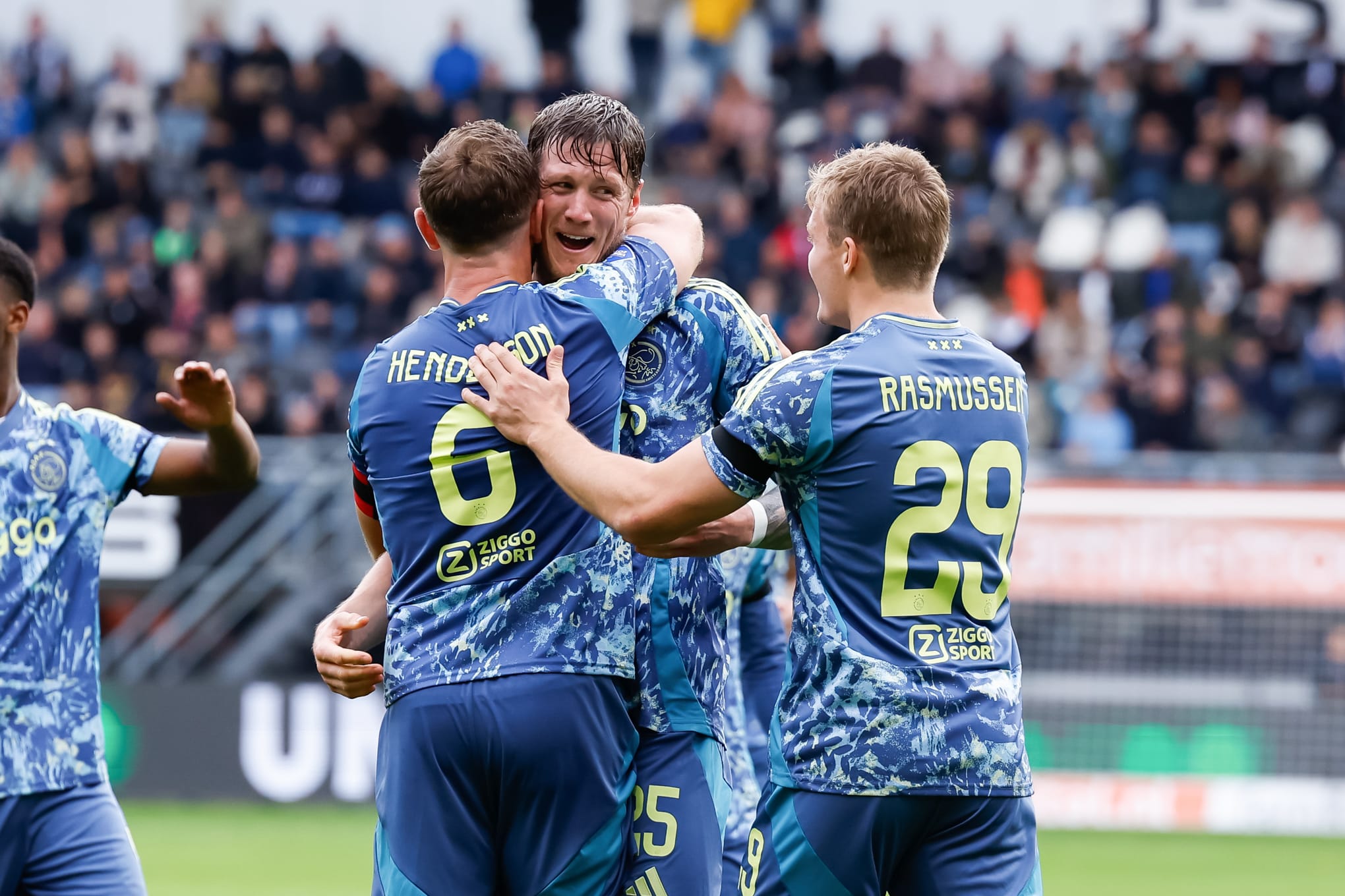 Wout Weghorst redt Ajax met twee goals in spektakelstuk tegen Heracles (3-4)