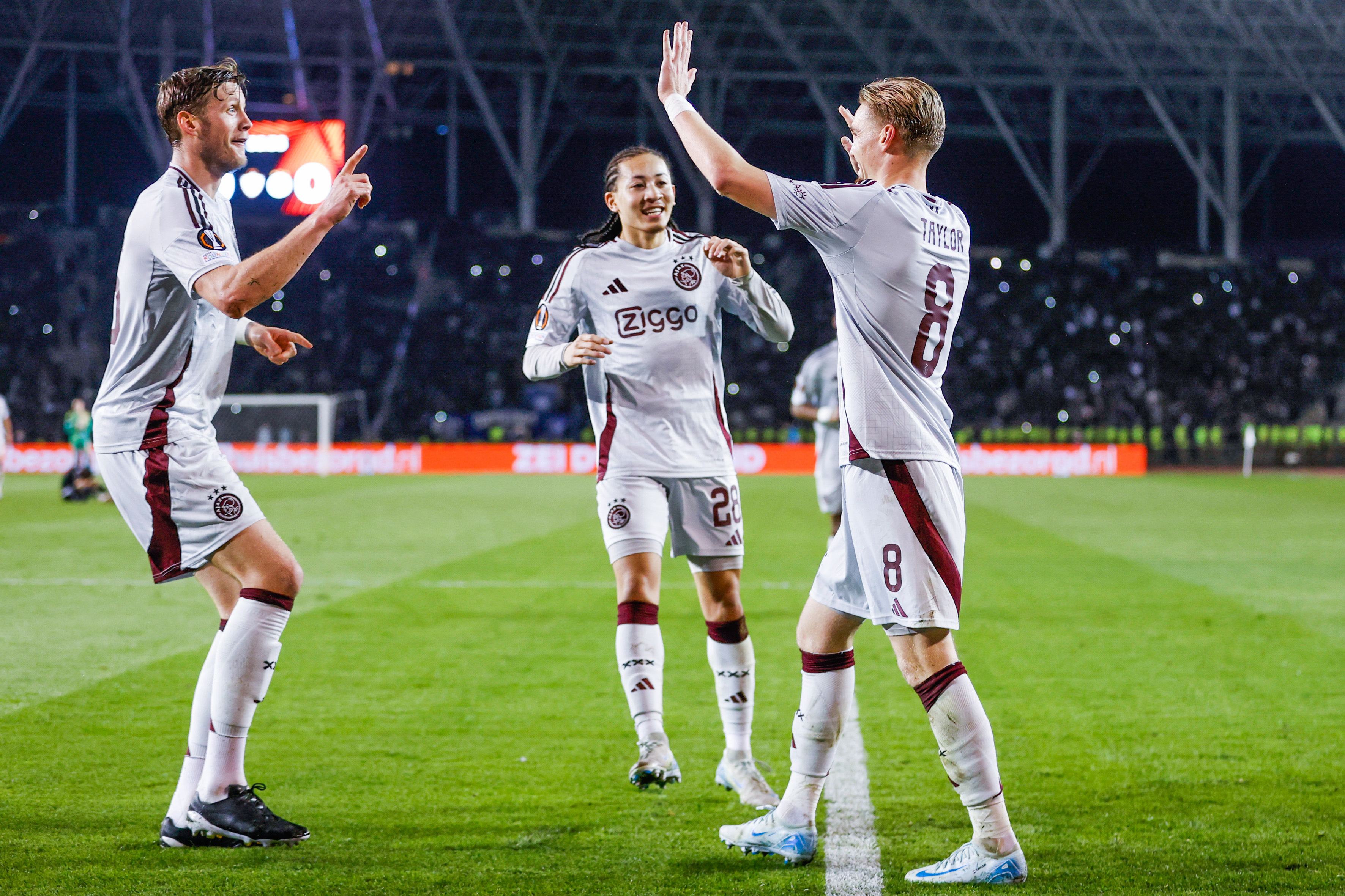 Ajax boekt soevereine overwinning op Qarabag in Europa League