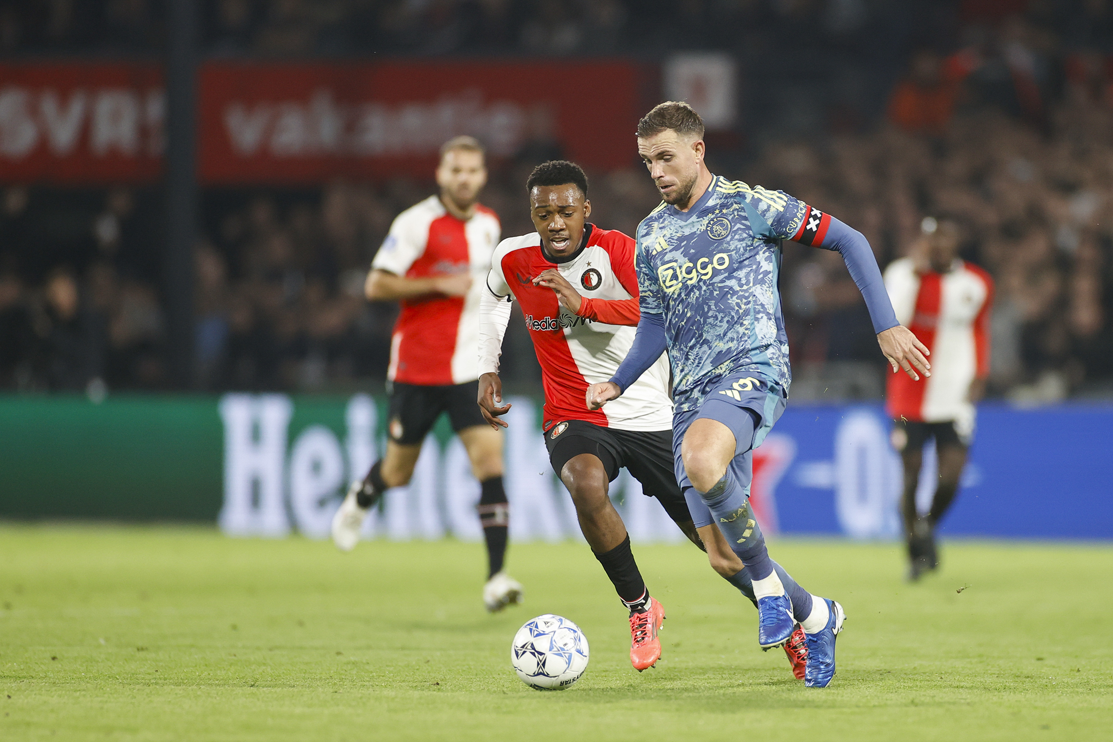 Ajax neemt sportieve revanche in De Kuip met sterke 0-2 overwinning op Feyenoord