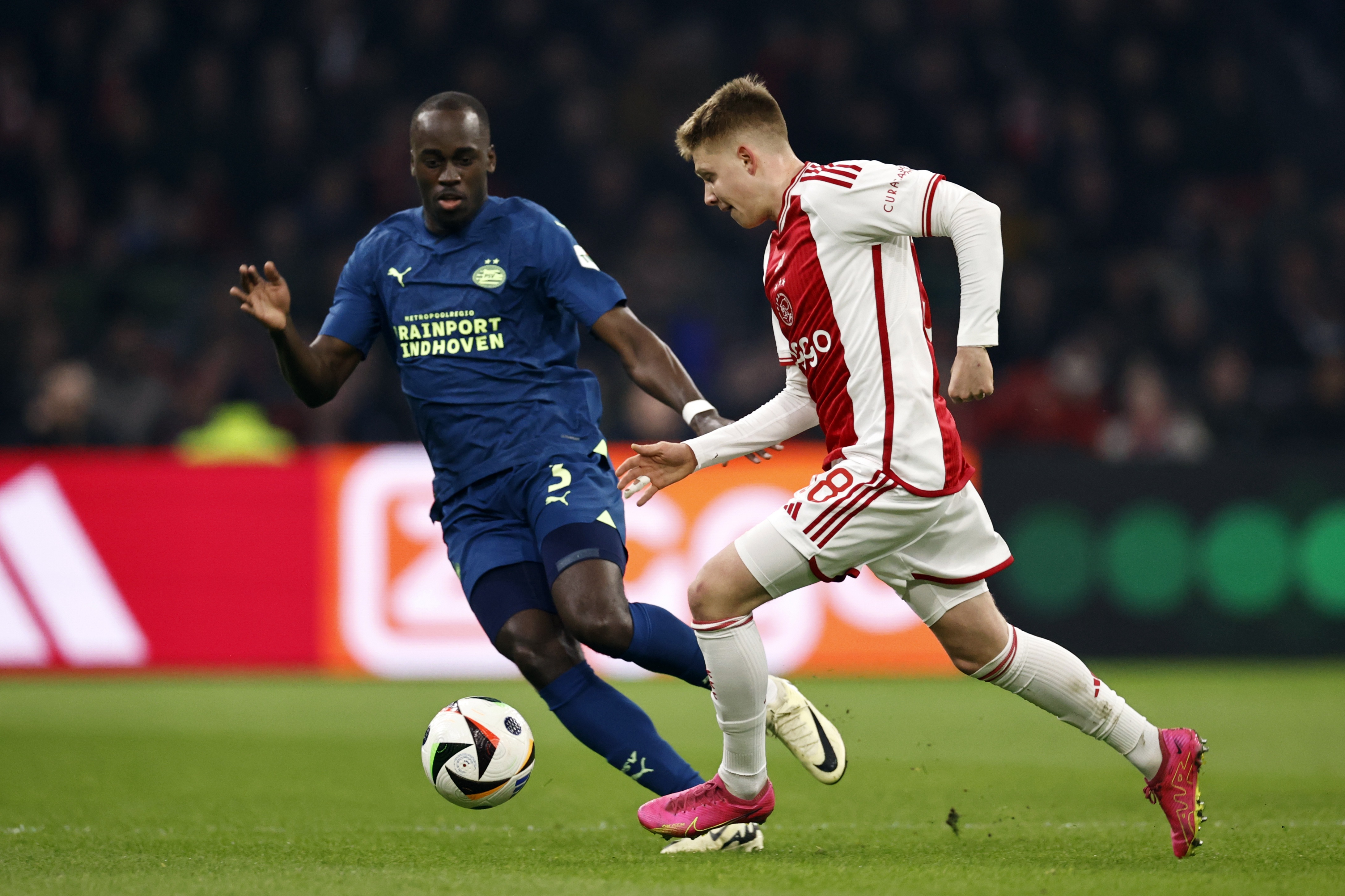 Ajax en PSV exact in balans voor beladen topper in ArenA