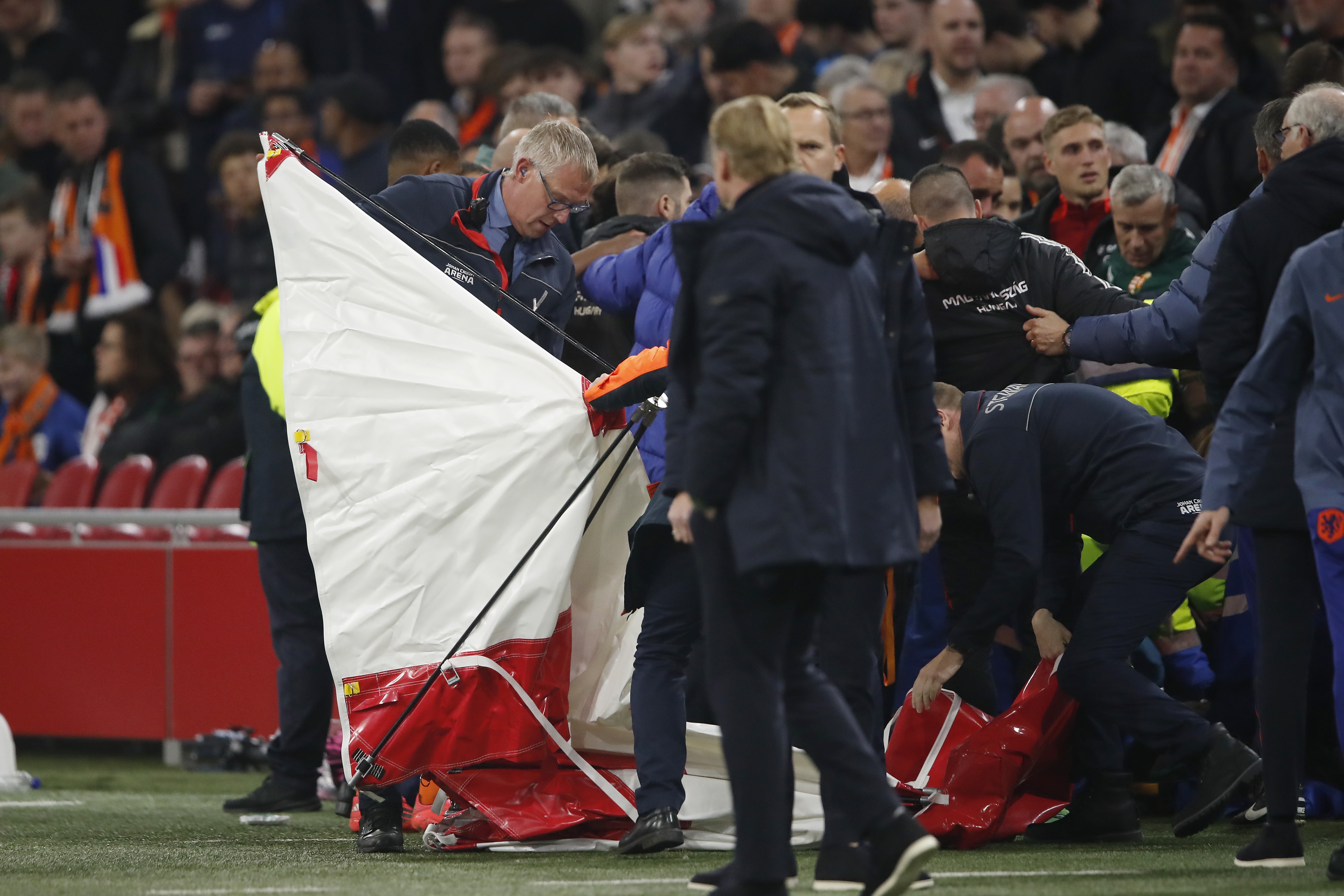 Oranje in shock door onwelwording Hongaarse assistent, Szalai herstellende in ziekenhuis