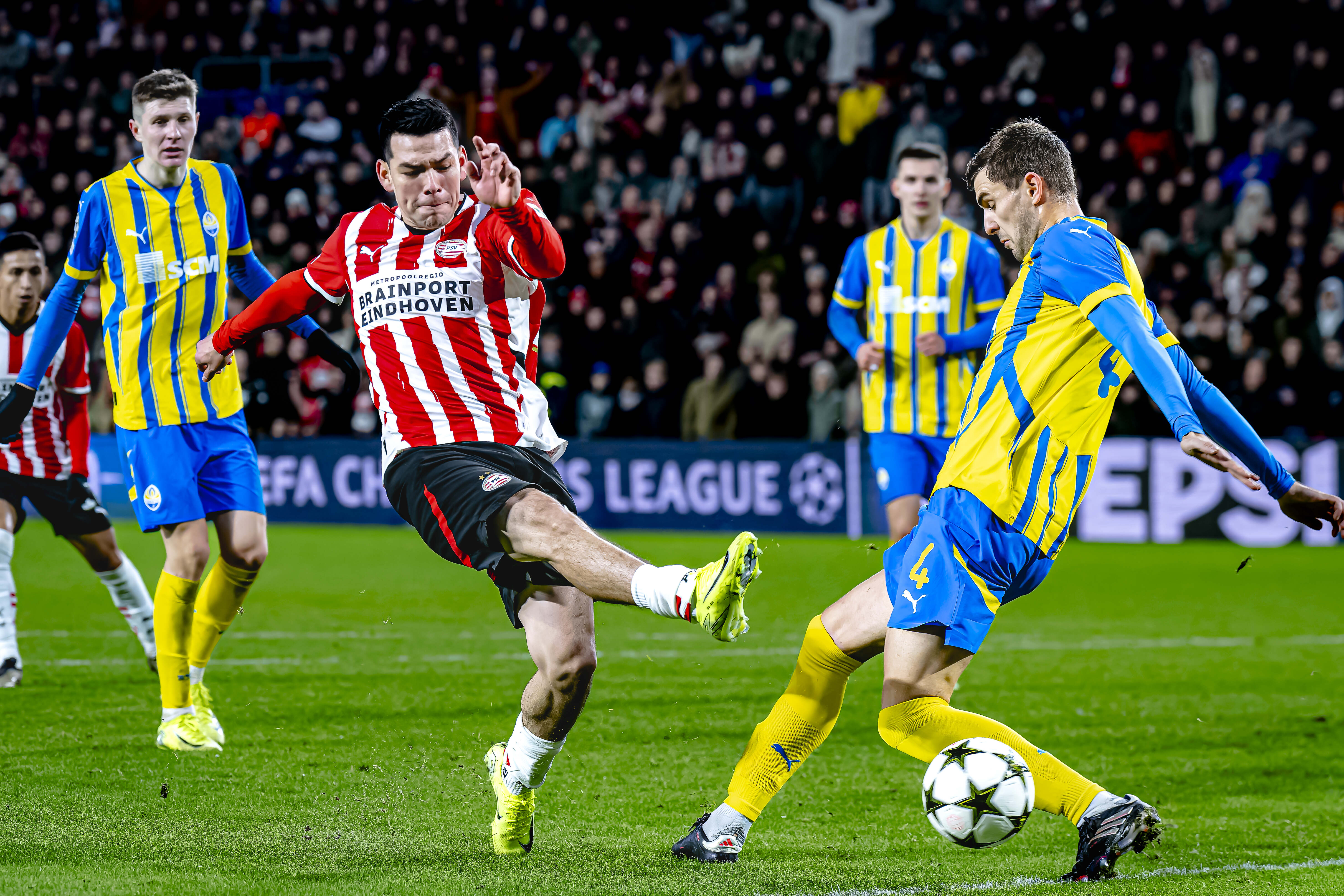 Luuk de Jong leidt PSV naar sensationele comeback tegen Shakhtar Donetsk