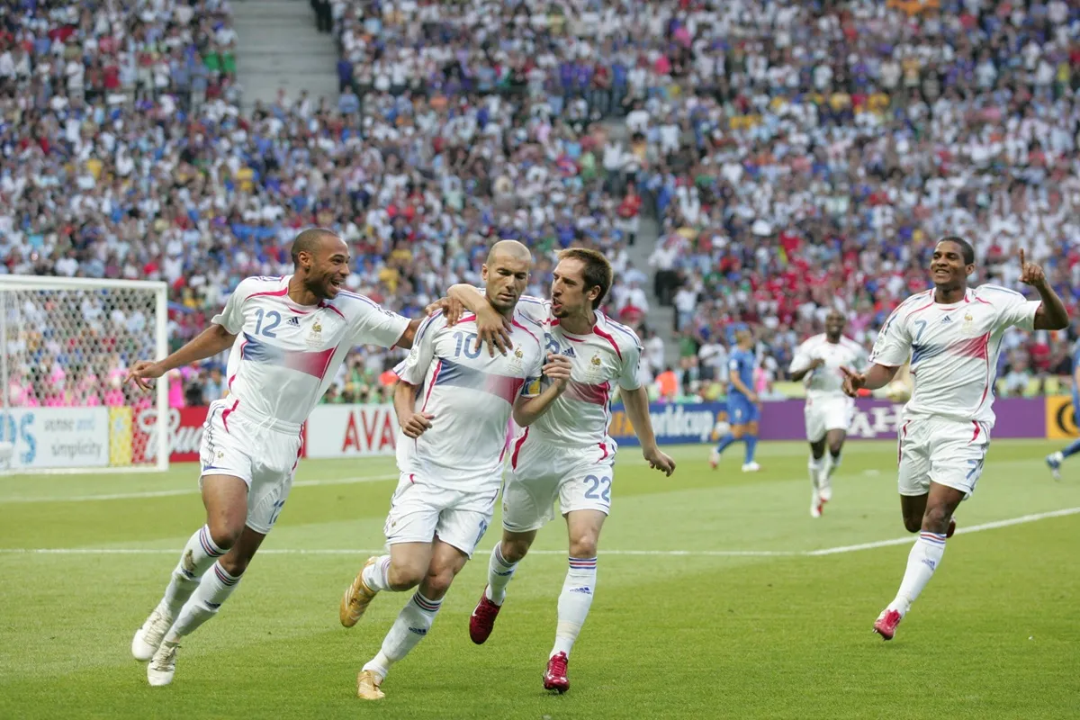France celebrate (Zidane, Ribery, Henry)