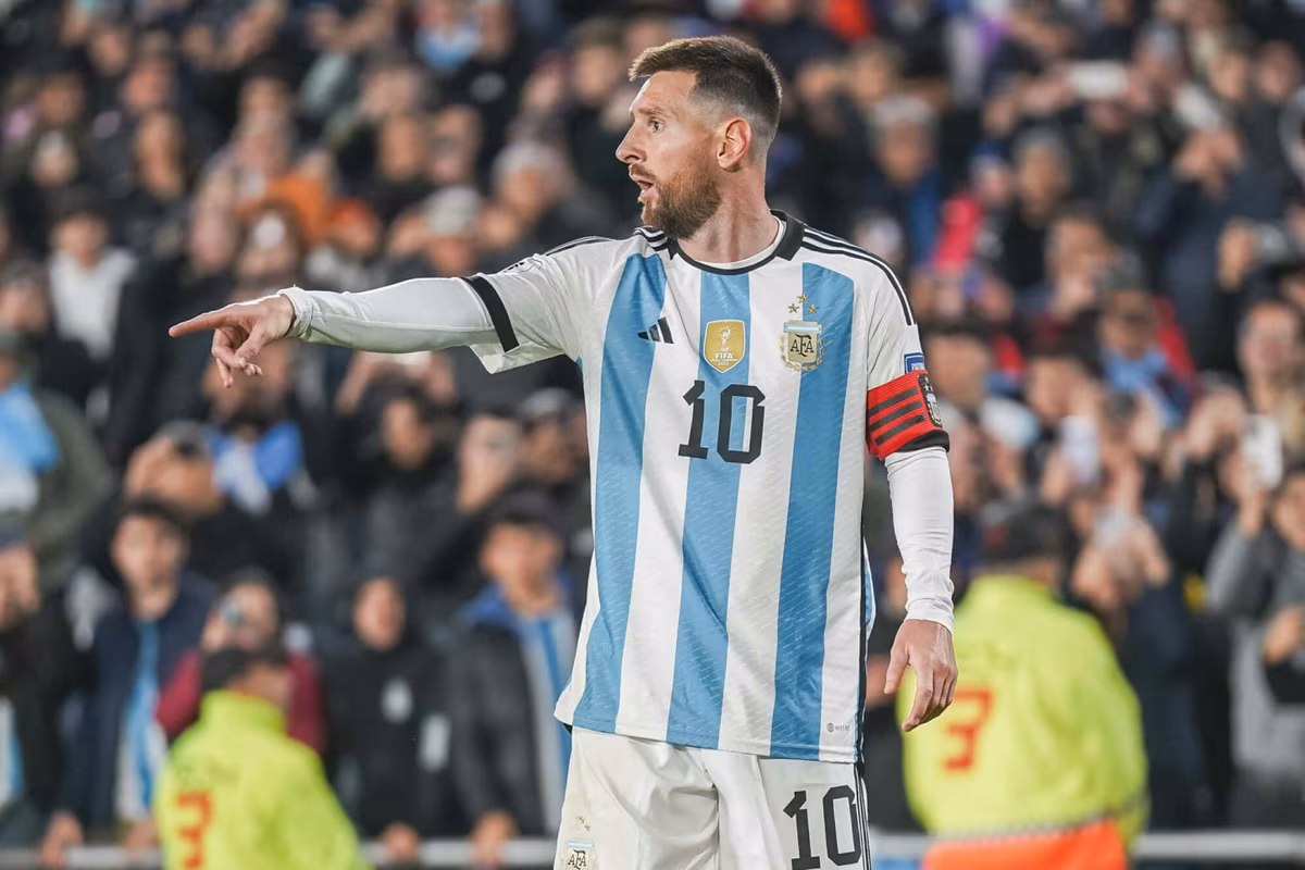 Lionel Messi pointing