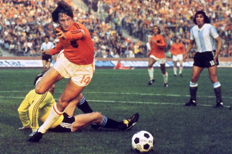 Dutch midfielder Johann Cruyff dribbles past Argentinian goalkeeper Daniel Carnevali