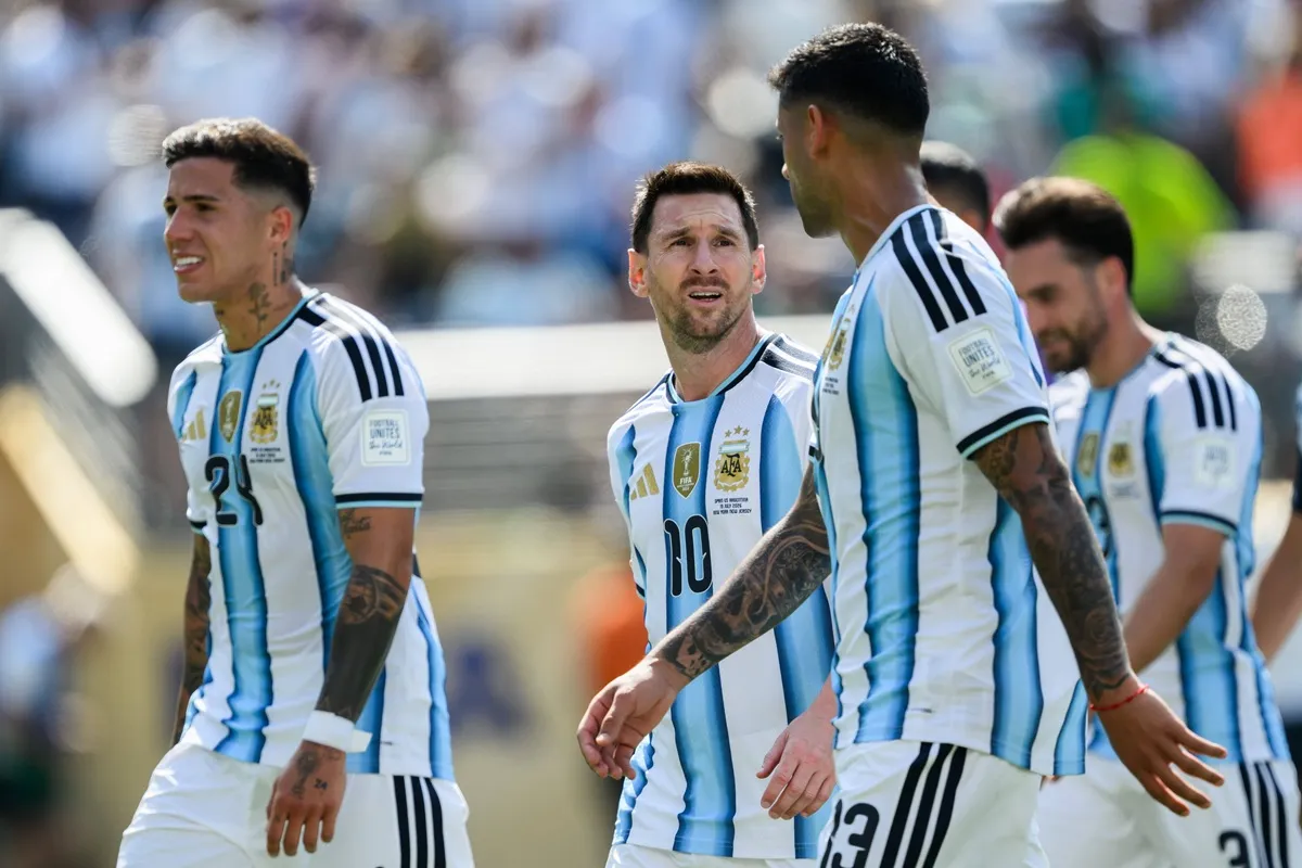 260719 Enzo Fernandez, Lionel Messi and Cristian Romero of Argentina at half time during the FIFA World Cup, WM, Weltmei
