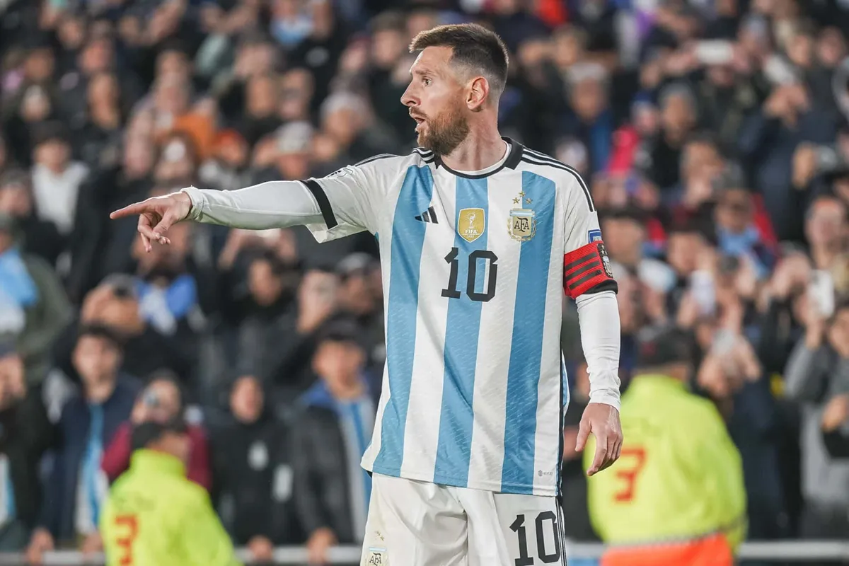 Lionel Messi pointing
