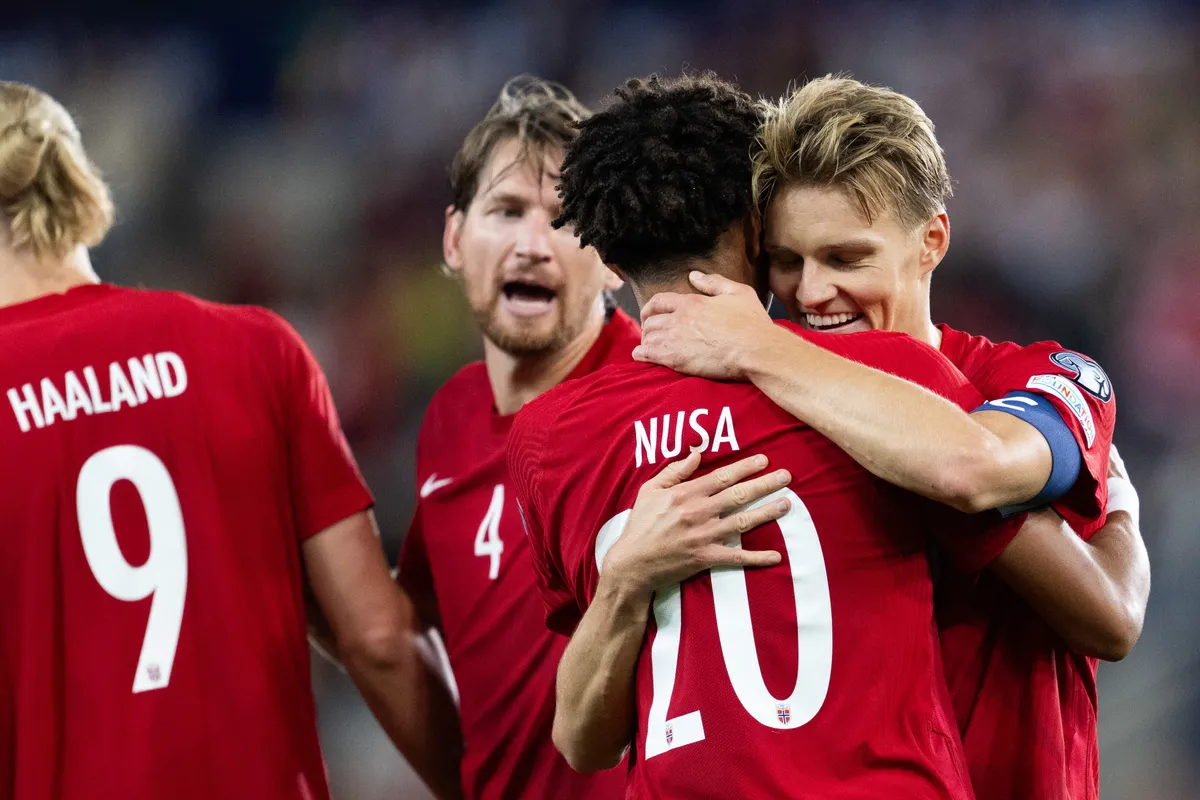 Martin &Oslash;degaard celebrates with Antonio Nusa of Norway